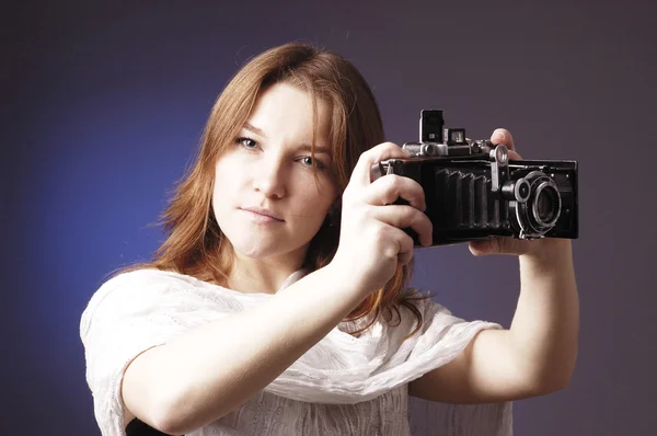 Jeune fille avec caméra rétro — Photo