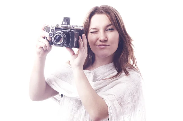 Giovane ragazza con fotocamera retrò isolato su bianco — Foto Stock