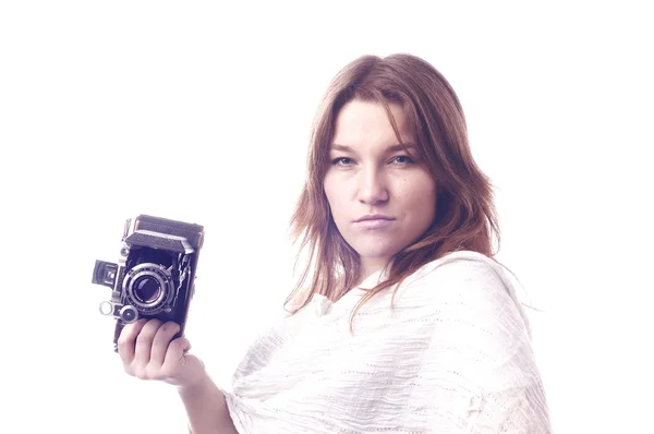 Giovane ragazza con fotocamera retrò isolato su bianco — Foto Stock