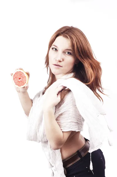 Ung flicka med grapefrukt på vit — Stockfoto