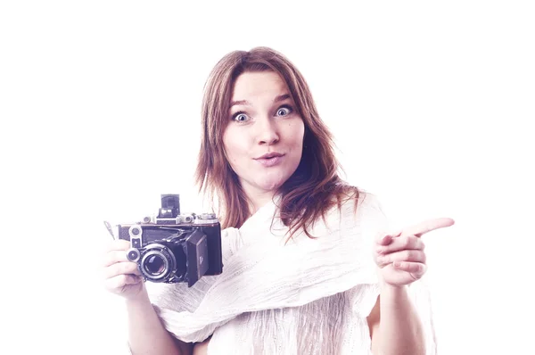 Giovane ragazza meraviglia con fotocamera retrò isolato su bianco — Foto Stock