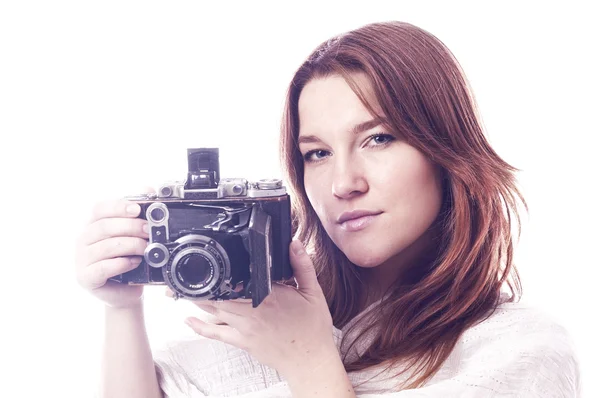 Giovane ragazza con fotocamera retrò isolato su bianco — Foto Stock