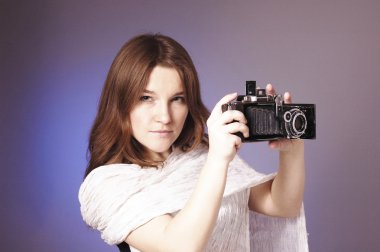 retro kamera ile genç kız