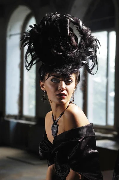 Elegant dam i svart med frisyr — Stockfoto