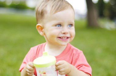 Sevimli küçük çocuk tatilde 