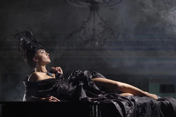 Elegante signora in abito nero con acconciatura di lusso — Foto Stock
