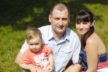 Aile çimenlerin üzerinde