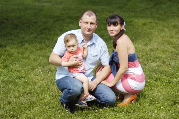 Family on grass — Stock Photo, Image
