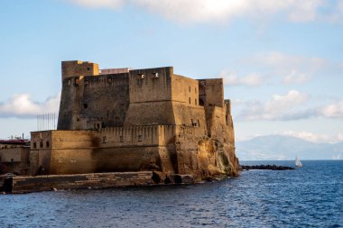 Kışın gün batımında Castel Dell 'ovo