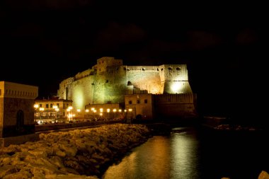 Bir kış gecesinde Castel Dell 'ovo  