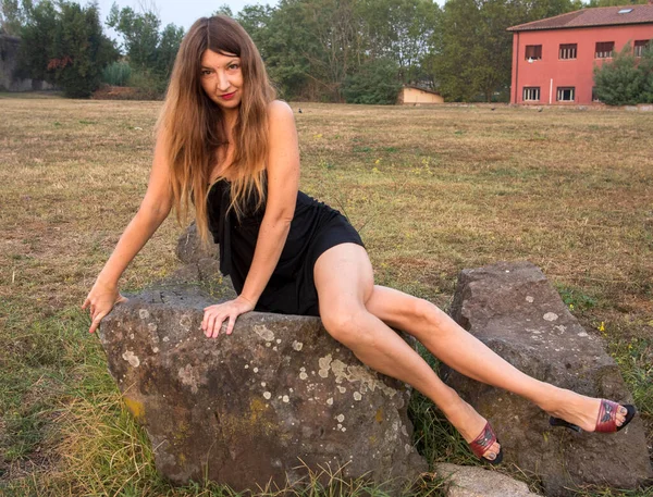 Prachtig Russisch Meisje Naakt Het Park Met Lang Haar — Stockfoto