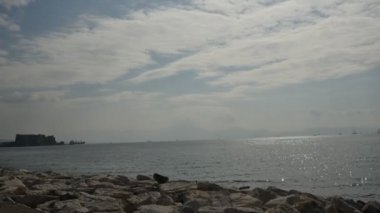 Arka planda Castel Dell 'ovo olan Napoli Körfezi.