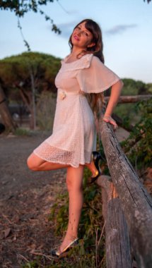 Roma 'daki parkta güzel bir Rus kız, elbise giyiyor.