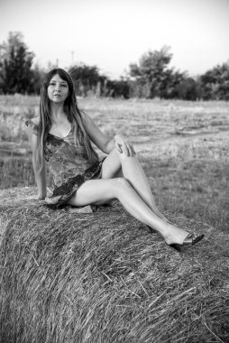 Roma 'daki parkta güzel bir Rus kız, elbise giyiyor.