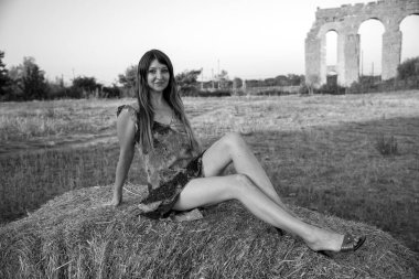 Roma 'daki parkta güzel bir Rus kız, elbise giyiyor.