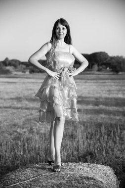 Roma 'daki parkta güzel bir Rus kız, elbise giyiyor.