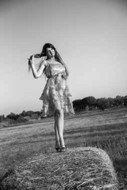 Roma 'daki parkta güzel bir Rus kız, elbise giyiyor.