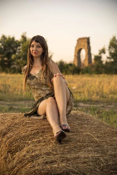 Hermosa Chica Rusa Parque Roma Con Vestido — Foto de Stock