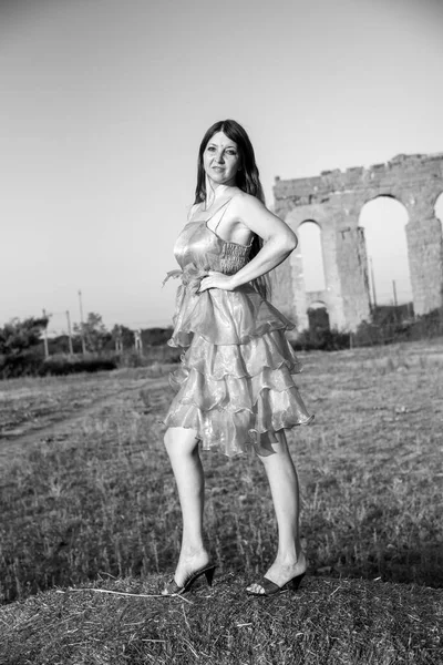 Όμορφη Ρωσίδα Στο Πάρκο Της Ρώμης Φορώντας Φόρεμα — Φωτογραφία Αρχείου