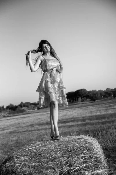 Roma 'daki parkta güzel bir Rus kız, elbise giyiyor.