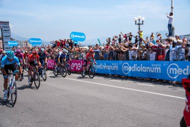 Napoli, İtalya: 14 Mayıs 2022. The Giro d 'Italia 105 bisiklet yarışında bisikletçi. Napoli' deki Rotonda Diaz 'dan başlayarak, kaldırım boyunca izleyiciler var..