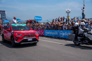 Napoli, İtalya: 14 Mayıs 2022. The Giro d 'Italia 105 bisiklet yarışında bisikletçi. Napoli' deki Rotonda Diaz 'dan başlayarak, kaldırım boyunca izleyiciler var..