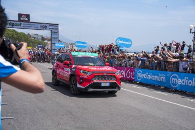 Napoli, İtalya: 14 Mayıs 2022. The Giro d 'Italia 105 bisiklet yarışında bisikletçi. Napoli' deki Rotonda Diaz 'dan başlayarak, kaldırım boyunca izleyiciler var..