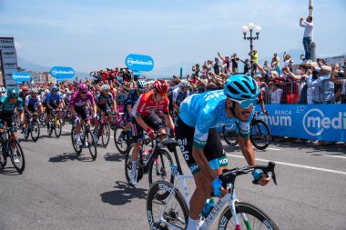 Napoli, İtalya: 14 Mayıs 2022. The Giro d 'Italia 105 bisiklet yarışında bisikletçi. Napoli' deki Rotonda Diaz 'dan başlayarak, kaldırım boyunca izleyiciler var..