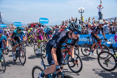 Napoli, İtalya: 14 Mayıs 2022. The Giro d 'Italia 105 bisiklet yarışında bisikletçi. Napoli' deki Rotonda Diaz 'dan başlayarak, kaldırım boyunca izleyiciler var..