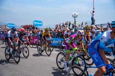 Napoli, İtalya: 14 Mayıs 2022. The Giro d 'Italia 105 bisiklet yarışında bisikletçi. Napoli' deki Rotonda Diaz 'dan başlayarak, kaldırım boyunca izleyiciler var..