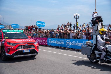 Napoli, İtalya: 14 Mayıs 2022. The Giro d 'Italia 105 bisiklet yarışında bisikletçi. Napoli' deki Rotonda Diaz 'dan başlayarak, kaldırım boyunca izleyiciler var..