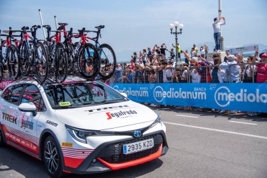 Napoli, İtalya: 14 Mayıs 2022. The Giro d 'Italia 105 bisiklet yarışında bisikletçi. Napoli' deki Rotonda Diaz 'dan başlayarak, kaldırım boyunca izleyiciler var..