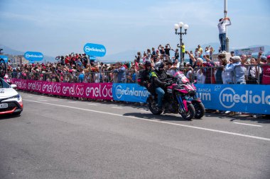 Napoli, İtalya: 14 Mayıs 2022. The Giro d 'Italia 105 bisiklet yarışında bisikletçi. Napoli' deki Rotonda Diaz 'dan başlayarak, kaldırım boyunca izleyiciler var..