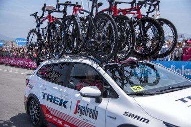 Napoli, İtalya: 14 Mayıs 2022. The Giro d 'Italia 105 bisiklet yarışında bisikletçi. Napoli' deki Rotonda Diaz 'dan başlayarak, kaldırım boyunca izleyiciler var..