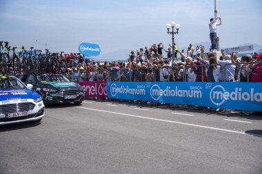 Napoli, İtalya: 14 Mayıs 2022. The Giro d 'Italia 105 bisiklet yarışında bisikletçi. Napoli' deki Rotonda Diaz 'dan başlayarak, kaldırım boyunca izleyiciler var..