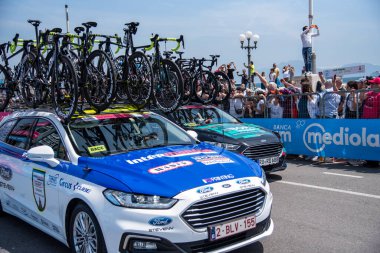 Napoli, İtalya: 14 Mayıs 2022. The Giro d 'Italia 105 bisiklet yarışında bisikletçi. Napoli' deki Rotonda Diaz 'dan başlayarak, kaldırım boyunca izleyiciler var..