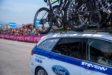 Napoli, İtalya: 14 Mayıs 2022. The Giro d 'Italia 105 bisiklet yarışında bisikletçi. Napoli' deki Rotonda Diaz 'dan başlayarak, kaldırım boyunca izleyiciler var..