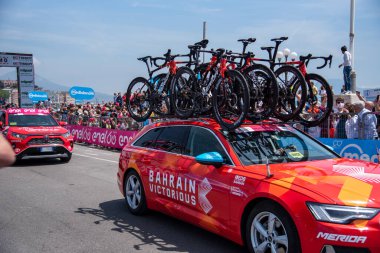 Napoli, İtalya: 14 Mayıs 2022. The Giro d 'Italia 105 bisiklet yarışında bisikletçi. Napoli' deki Rotonda Diaz 'dan başlayarak, kaldırım boyunca izleyiciler var..