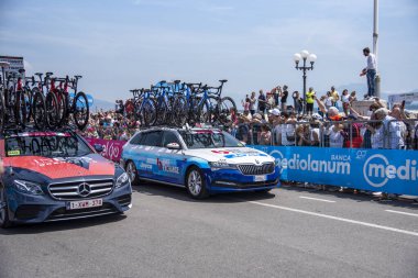 Napoli, İtalya: 14 Mayıs 2022. The Giro d 'Italia 105 bisiklet yarışında bisikletçi. Napoli' deki Rotonda Diaz 'dan başlayarak, kaldırım boyunca izleyiciler var..