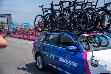 Napoli, İtalya: 14 Mayıs 2022. The Giro d 'Italia 105 bisiklet yarışında bisikletçi. Napoli' deki Rotonda Diaz 'dan başlayarak, kaldırım boyunca izleyiciler var..