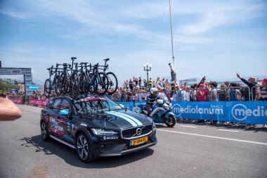 Napoli, İtalya: 14 Mayıs 2022. The Giro d 'Italia 105 bisiklet yarışında bisikletçi. Napoli' deki Rotonda Diaz 'dan başlayarak, kaldırım boyunca izleyiciler var..