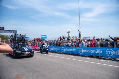 Napoli, İtalya: 14 Mayıs 2022. The Giro d 'Italia 105 bisiklet yarışında bisikletçi. Napoli' deki Rotonda Diaz 'dan başlayarak, kaldırım boyunca izleyiciler var..
