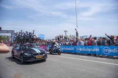 Napoli, İtalya: 14 Mayıs 2022. The Giro d 'Italia 105 bisiklet yarışında bisikletçi. Napoli' deki Rotonda Diaz 'dan başlayarak, kaldırım boyunca izleyiciler var..