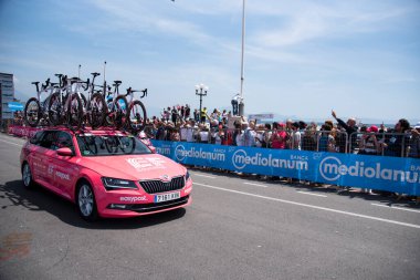 Napoli, İtalya: 14 Mayıs 2022. The Giro d 'Italia 105 bisiklet yarışında bisikletçi. Napoli' deki Rotonda Diaz 'dan başlayarak, kaldırım boyunca izleyiciler var..