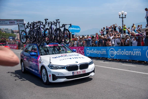 Napoli, İtalya: 14 Mayıs 2022. The Giro d 'Italia 105 bisiklet yarışında bisikletçi. Napoli' deki Rotonda Diaz 'dan başlayarak, kaldırım boyunca izleyiciler var..