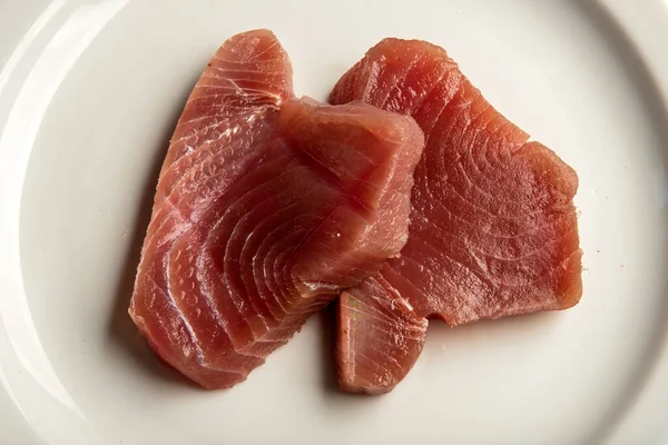 Свежие Стейки Рыбного Филе Красного Тунца Косе Украшенные Ломтиками Лимона — стоковое фото