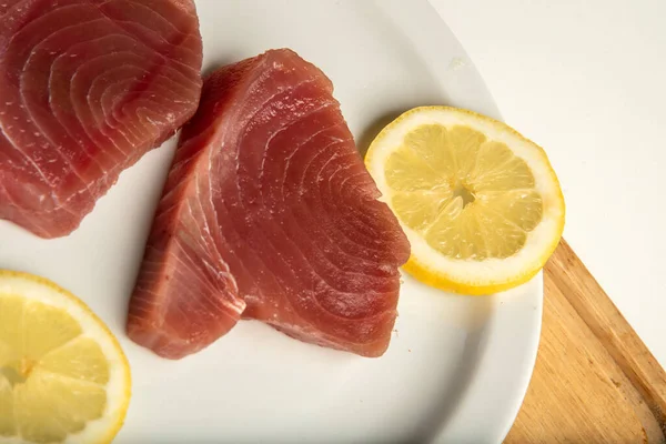 Bifes Filé Atum Vermelho Fresco Trança Decorados Com Fatias Limão — Fotografia de Stock