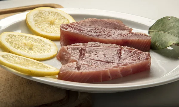 Bifes Filé Atum Vermelho Fresco Trança Decorados Com Fatias Limão — Fotografia de Stock