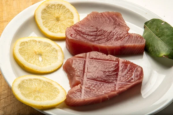 Čerstvé Červený Tuňák Filet Steaky Plátku Zdobené Plátky Citronu — Stock fotografie