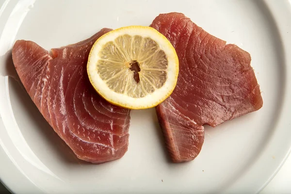 Свежие Стейки Рыбного Филе Красного Тунца Косе Украшенные Ломтиками Лимона — стоковое фото